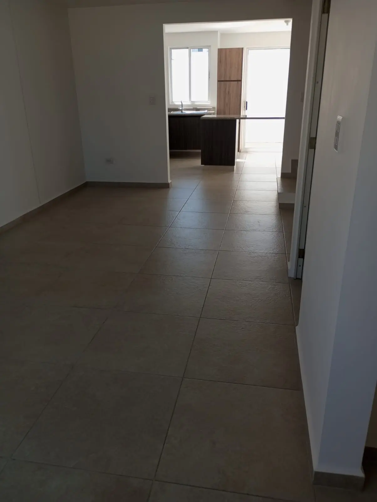 Sala sin amueblar espaciosa